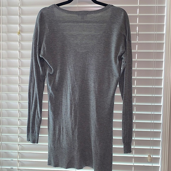 NEVER WORN V- NECK SWEATER - Picture 4 of 5